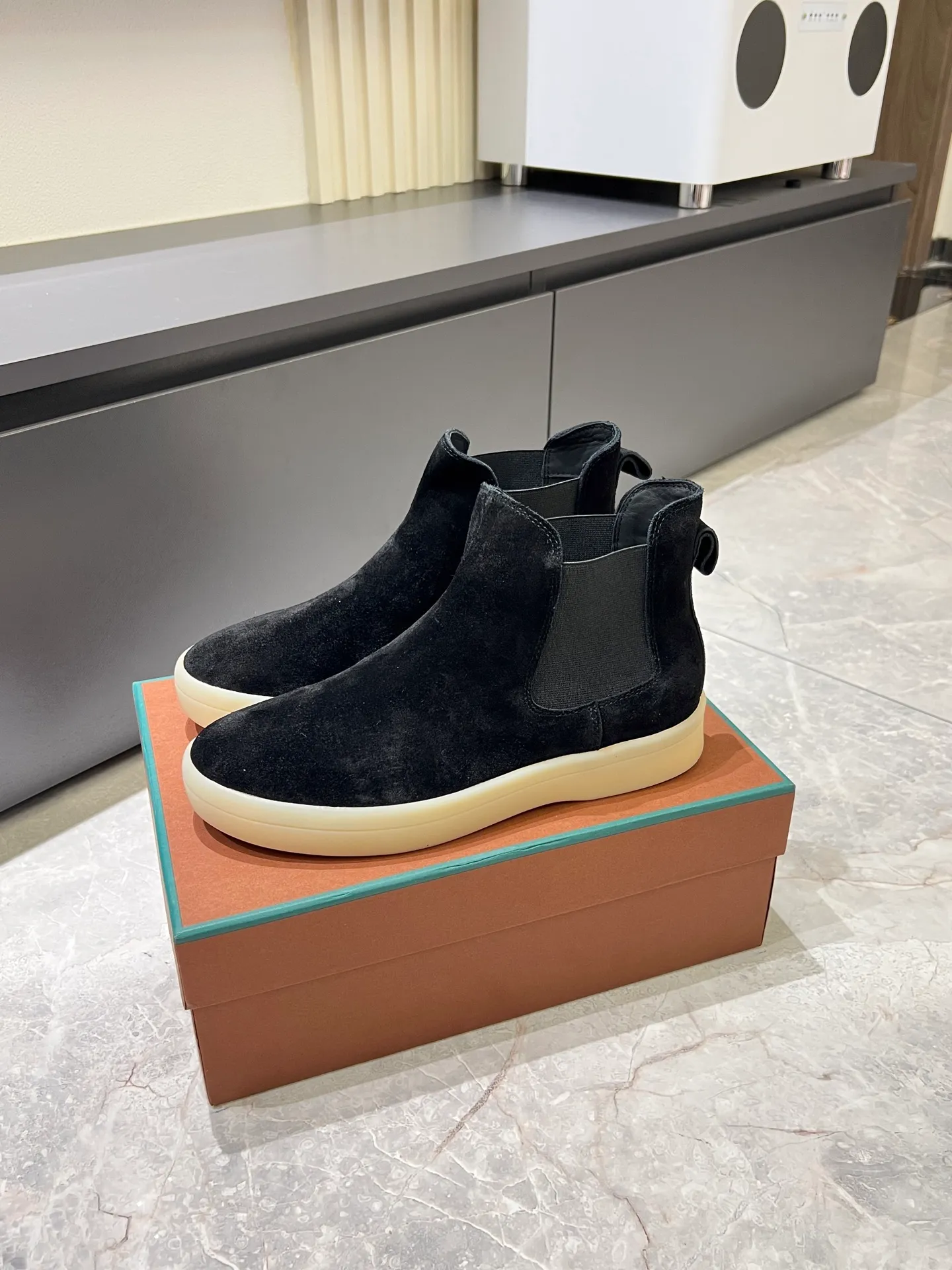 p440 Loro Piana's new niche winter men's mid-top shoes are shipped! The fabric is made of mercerized cowhide imported from Italy, with a sheepskin lining, which is comfortable, breathable and not stuffy to the feet. The outsole is made of natural rubber, which is wear-resistant and non-slip! Size: 38-44 (45.46.)